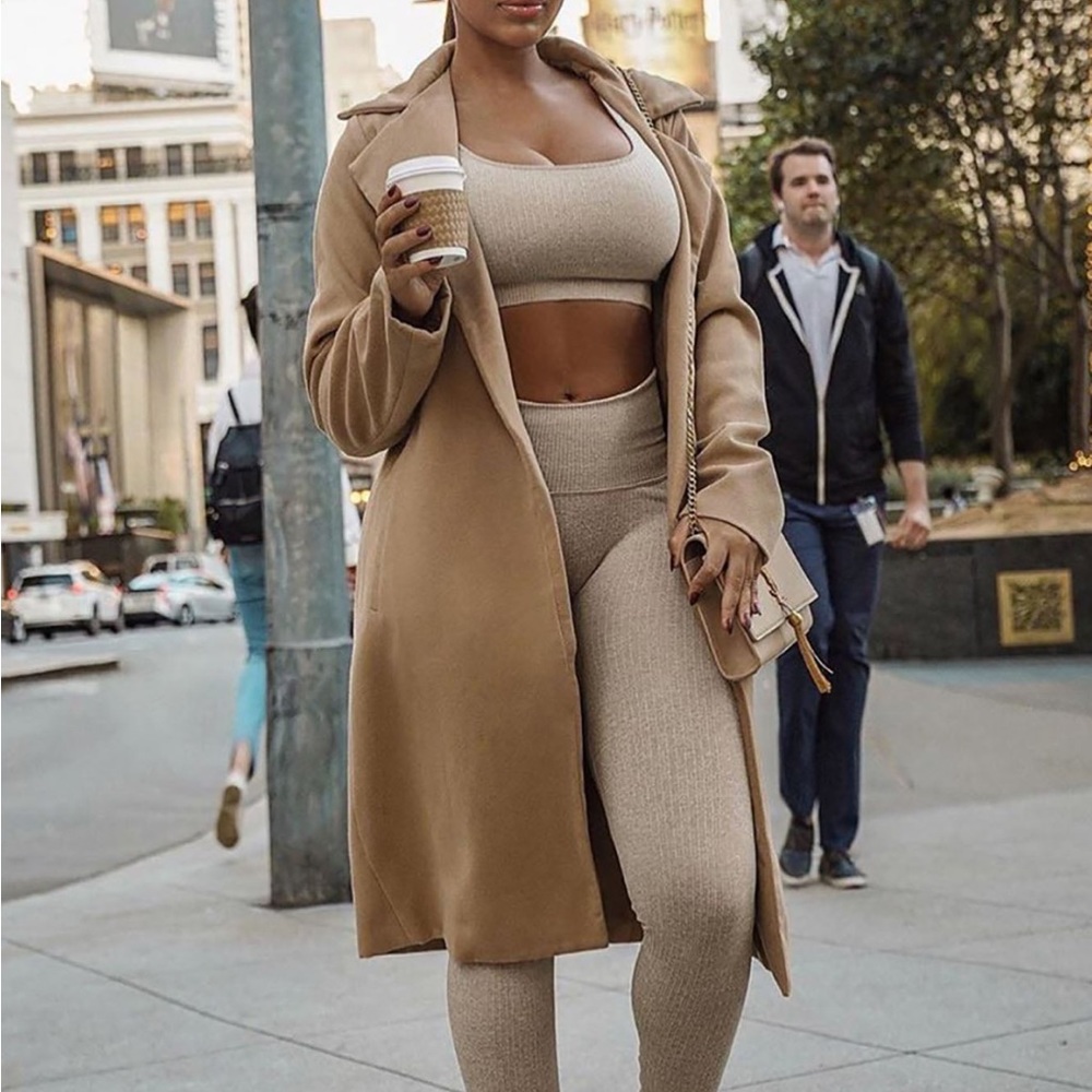 fashion nova trench coats - never worn before, doesnt fit me : size xs